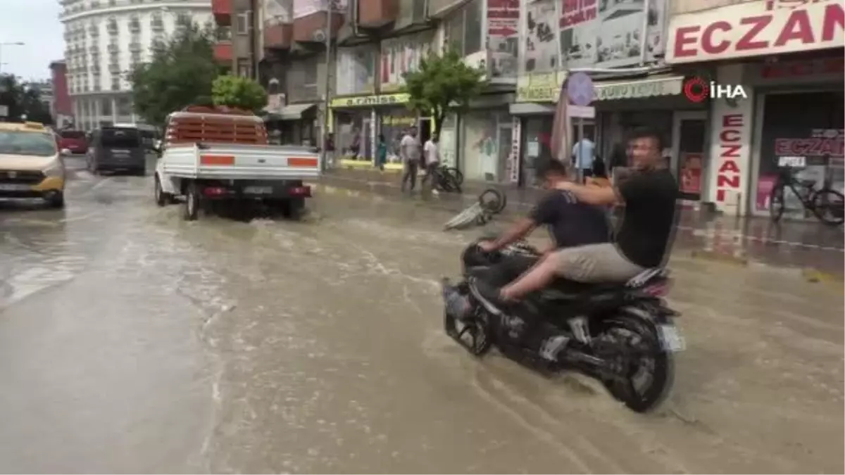 5 dakikalık sağanak yağmur sokakları göle çevirdi