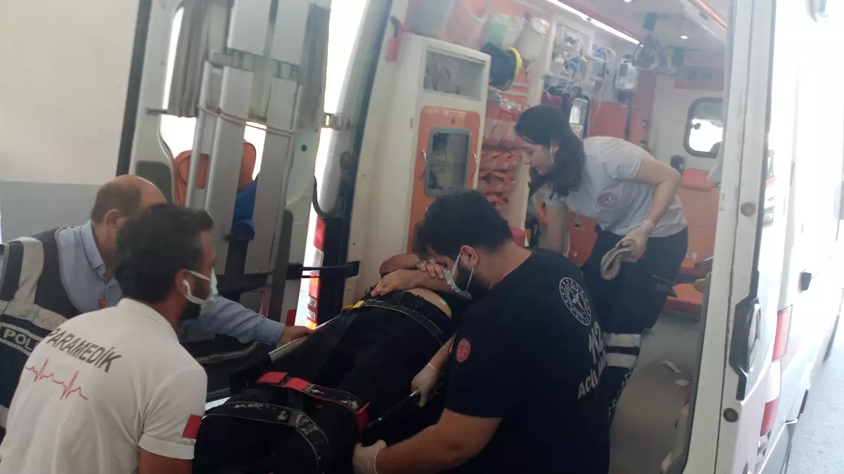 Son dakika haber... Adana\'da kavgaya müdahale eden polis, kamyonetin çarpmasıyla yaralandı