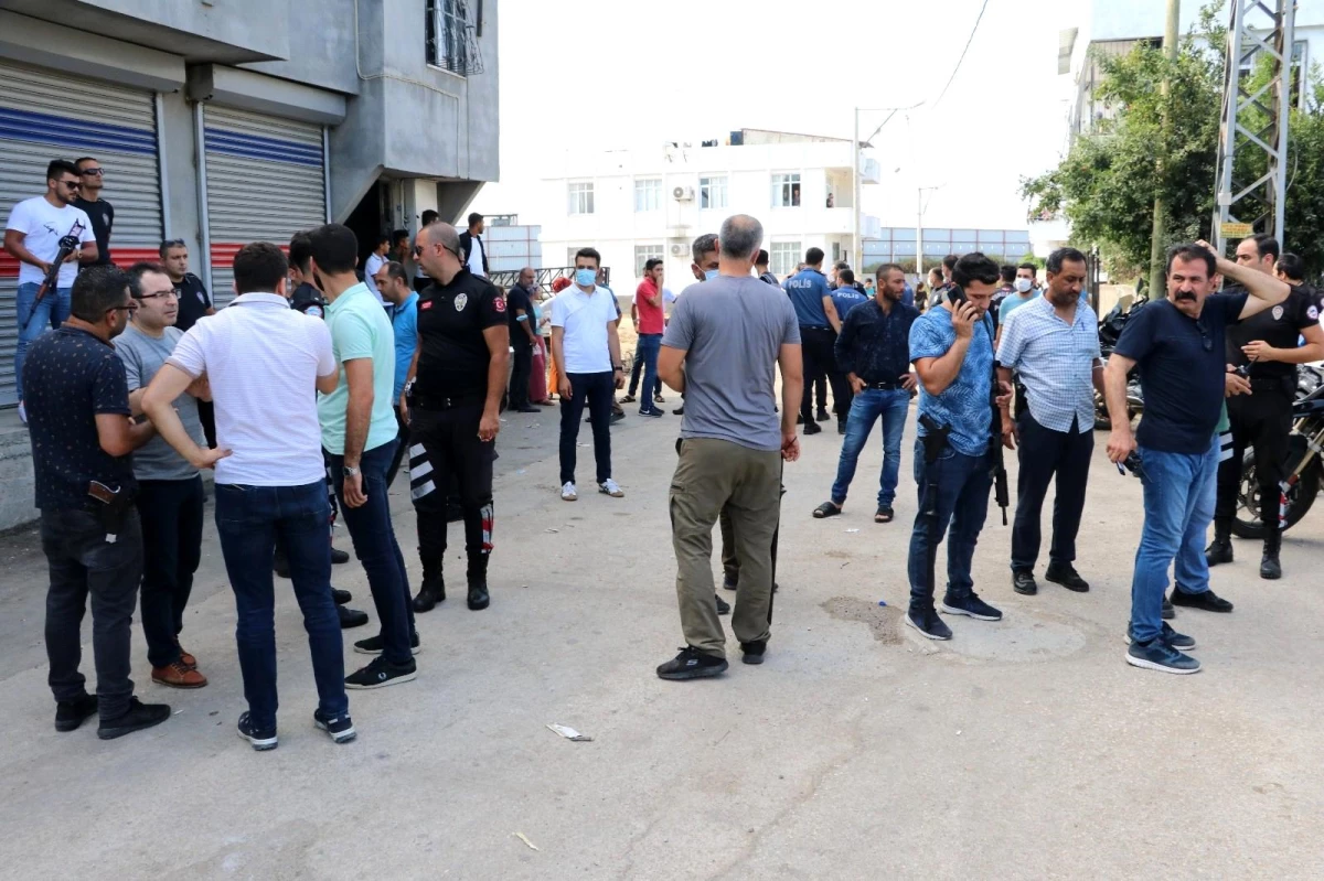 Adana\'da kavgayı ayırmaya giden polise kamyonet çarptı