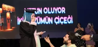 Aksaray Üniversitesini bitiren kız arkadaşına mezuniyet töreninde sürpriz evlilik teklifi yaptı