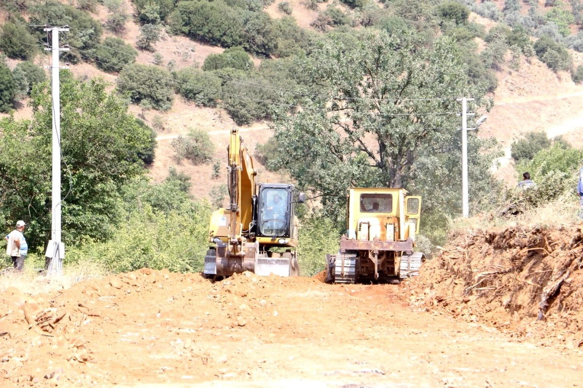 Alaşehir\'de yol genişletme çalışmaları yapılıyor