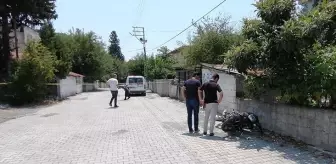 Boşanma aşamasındaki eşini küçük kızının gözleri önünde öldürüp gaspettiği minibüsle kaçtı