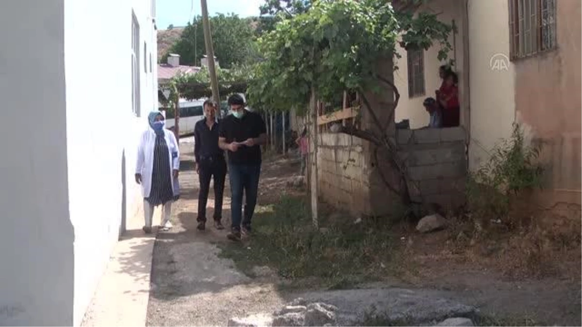 Çukurca\'da sağlık ekipleri, köy köy gezerek vatandaşları Kovid-19\'a karşı aşılıyor