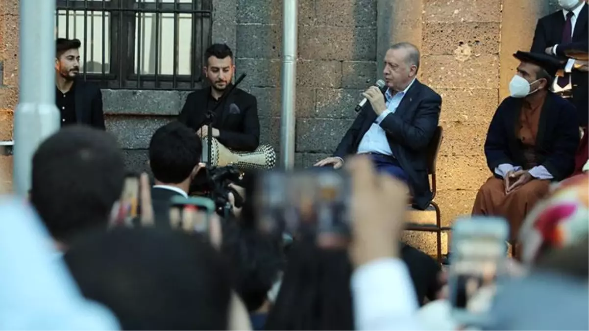 Cumhurbaşkanı Erdoğan, Neşet Ertaş\'ın "Gönül Dağı" türküsünü seslendirdi