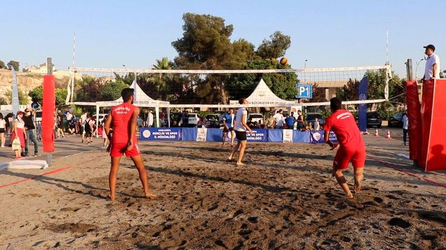 Denizi olmayan Şanlıurfa'da plaj voleybolu heyecanı Denizi olmayan Şanlıurfa'da plaj voleybolu heyecanı