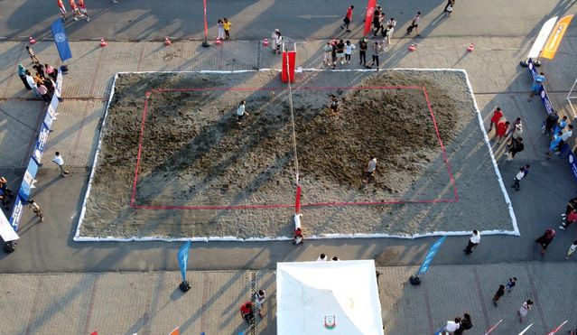 Denizi olmayan Şanlıurfa'da plaj voleybolu heyecanı Denizi olmayan Şanlıurfa'da plaj voleybolu heyecanı