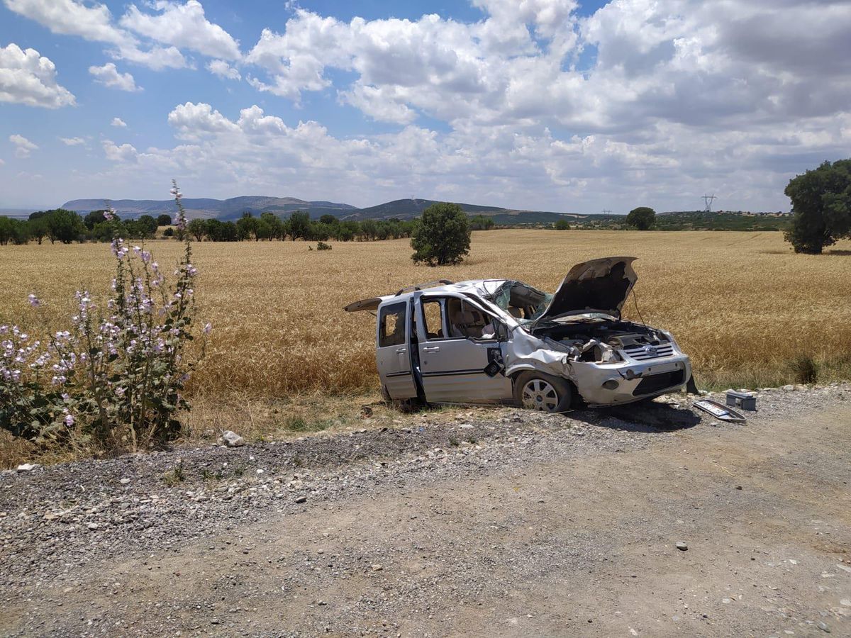 Denizli\'de devrilen hafif ticari araçtaki 5 kişi yaralandı