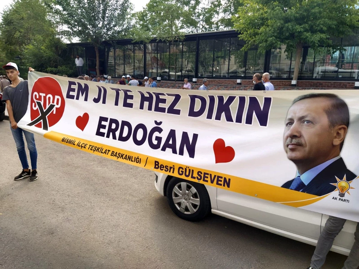 Erdoğan\'ın Diyarbakır ziyaretinde açılan destek pankartı ilgi çekti