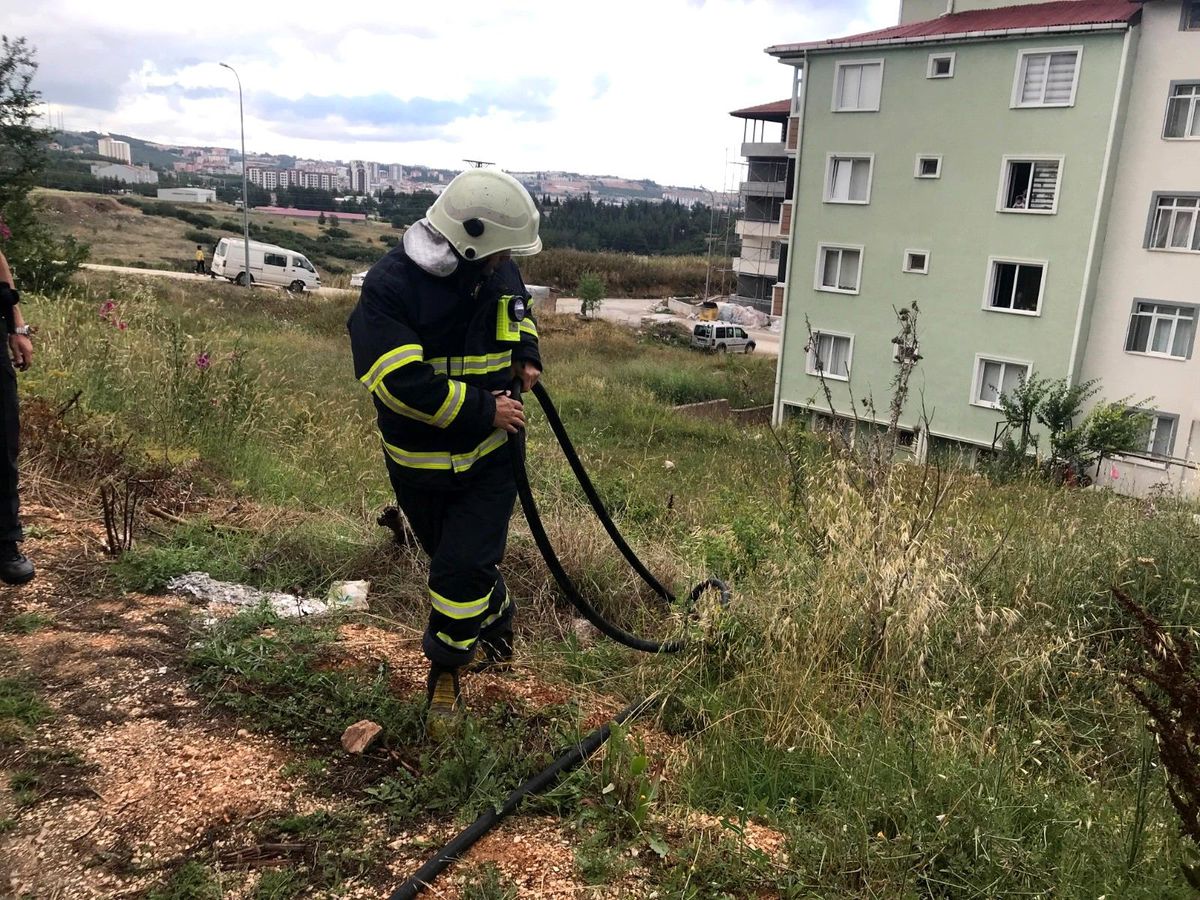 Ev yangını ihbarı aldılar, ufak çaplı ot yangını çıktı