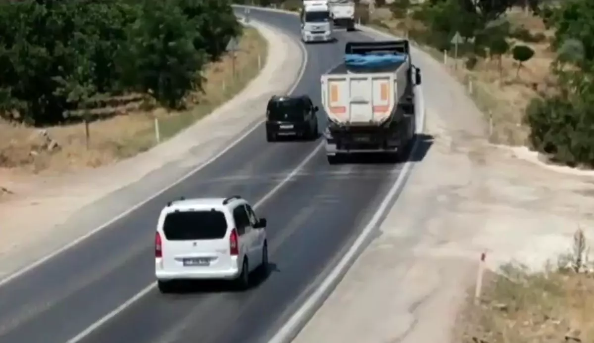 Hatalı sollama yapan sürücüler yürekleri ağızlara getirdi