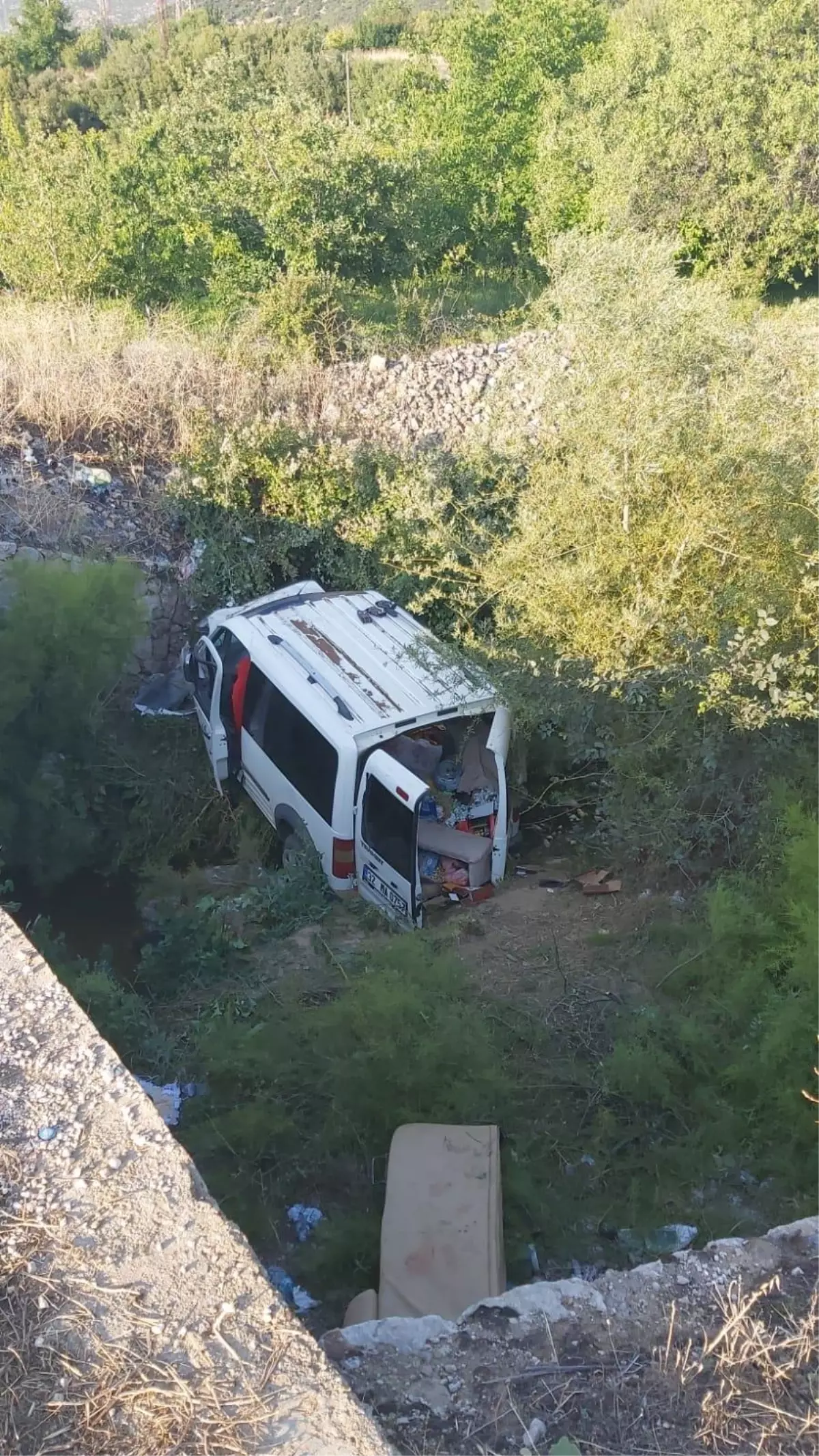 Son dakika gündem: Isparta\'da hafif ticari aracın devrilmesi sonucu 1\'i bebek 2 çocuk öldü, 6 kişi yaralandı