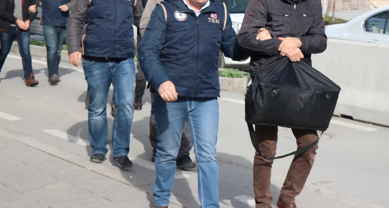 İstanbul\'da FETÖ operasyonu: 33 şüpheli hakkında gözaltı kararı