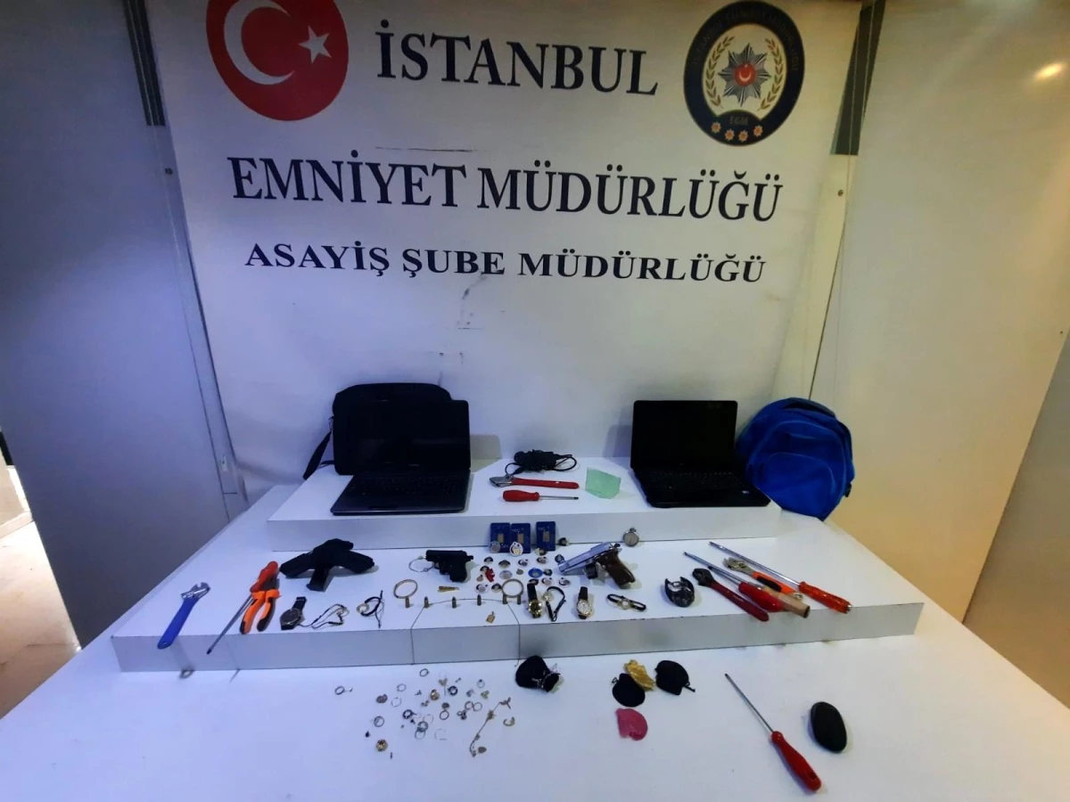 İstanbul\'da hırsızlık çetesi çökertildi: Klozette 50 bin lira değerindeki altın böyle bulundu