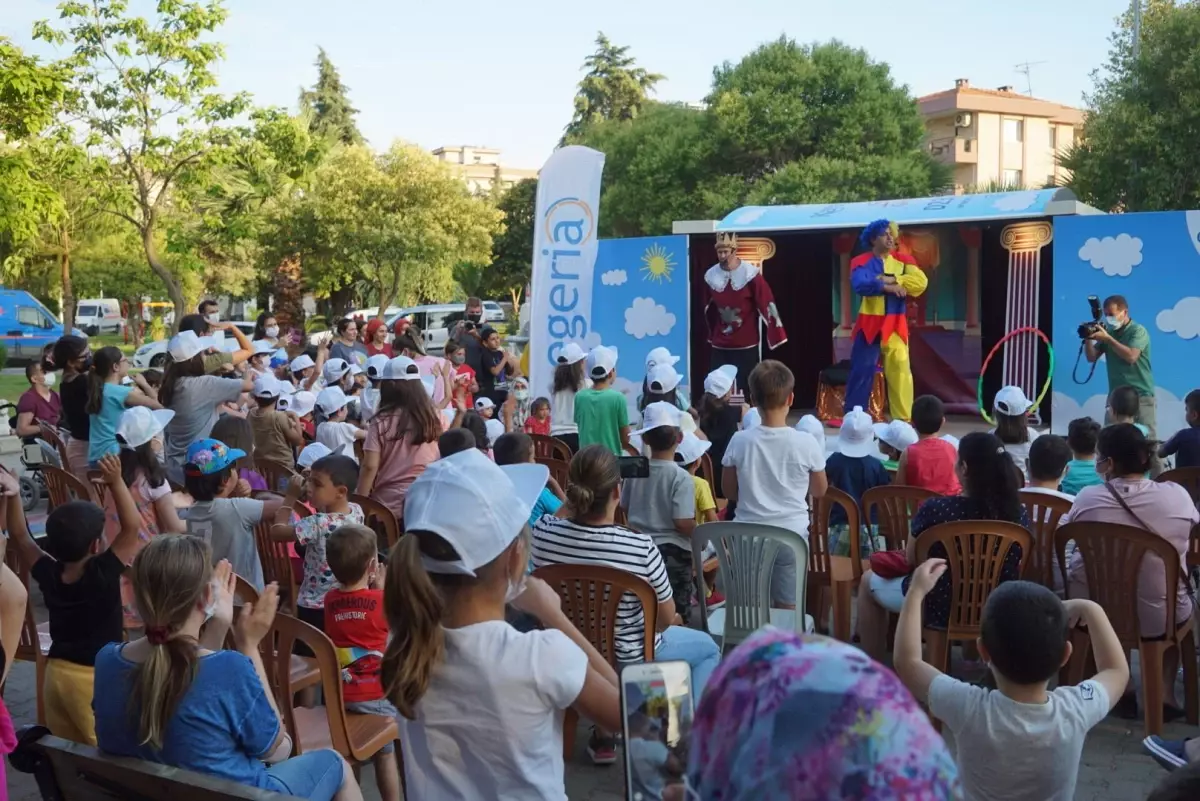 Son Dakika | İzmir\'de tiyatrocu, çocuklara ulaşmak için karavanı "gezici sahne"ye dönüştürdü