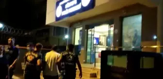 Son dakika haber: Kadıköy'de değnekçilik yapan şahıs sivil polisler tarafından suçüstü yakalandı