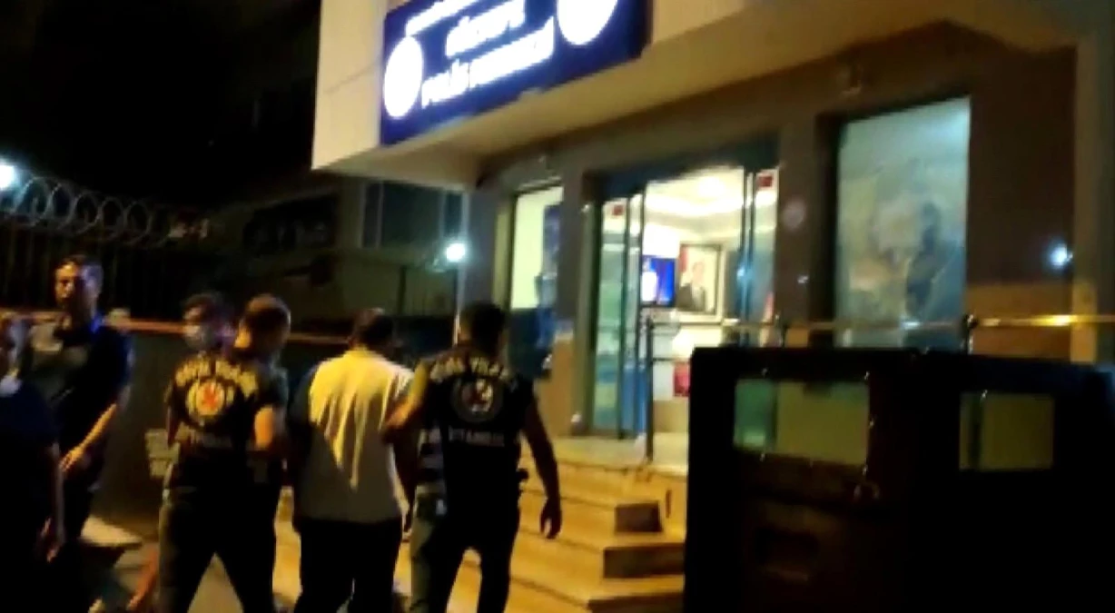 Son dakika haber: Kadıköy\'de değnekçilik yapan şahıs sivil polisler tarafından suçüstü yakalandı