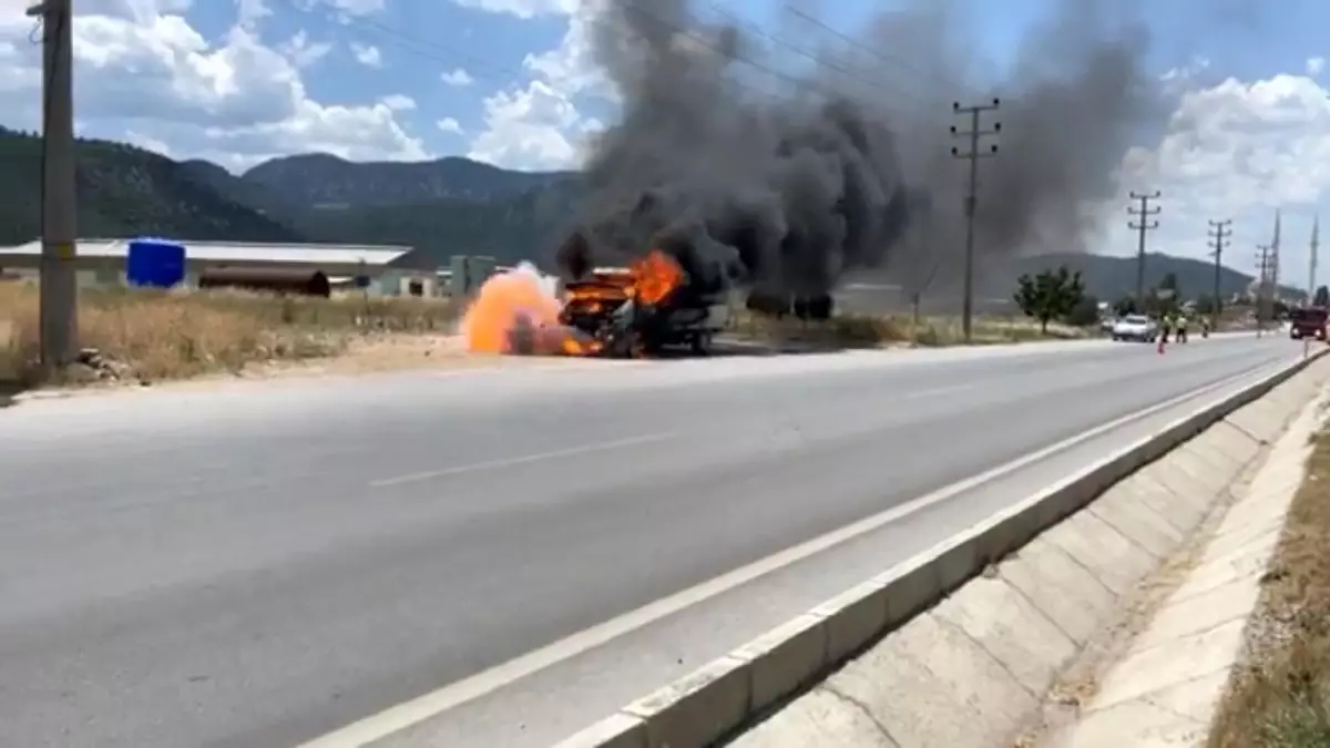 Kamyonet alev alev yandı, faciadan son anda dönüldü