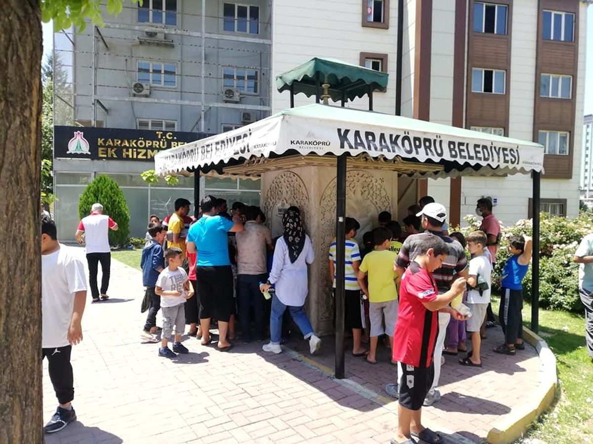 Karaköprü\'de ikram çeşmesinden limonata akıyor