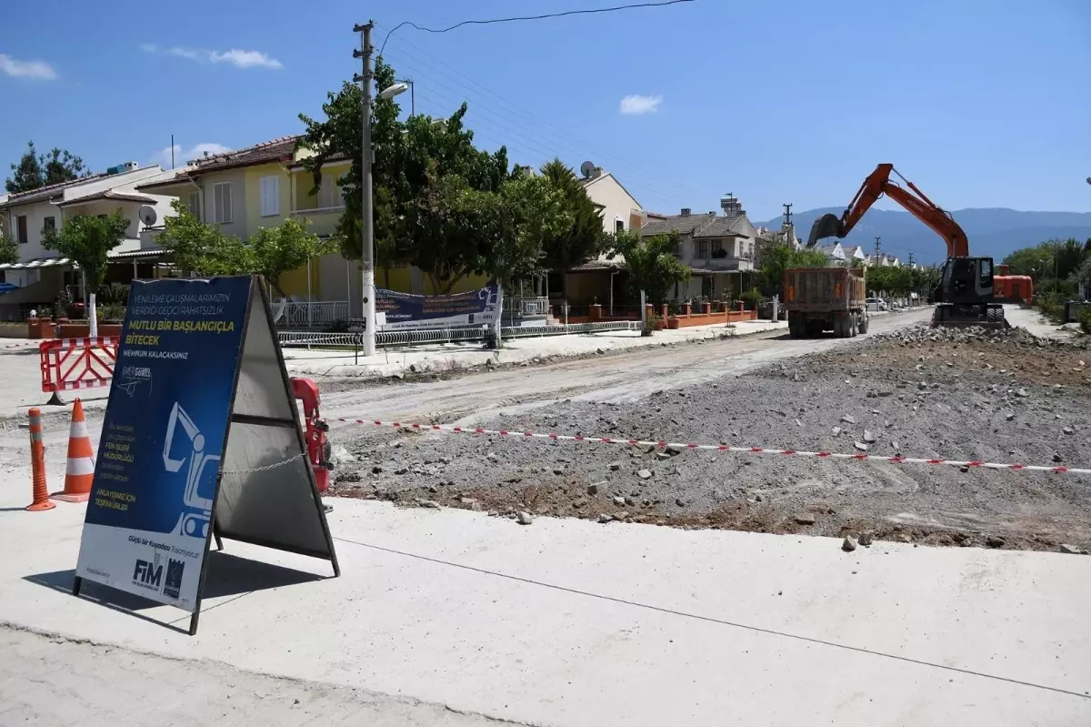 Kuşadası\'nda yol yapım seferberliği yaz nüfusunun arttığı bölgelerde yoğunlaştı