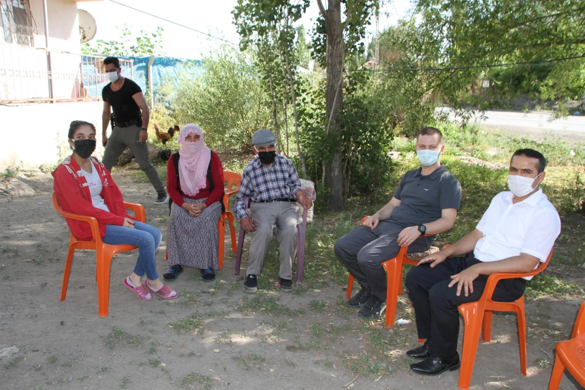 Malazgirt Kaymakamı Demirer, ev ziyaretlerinde bulunarak vatandaşların sıkıntılarını dinledi