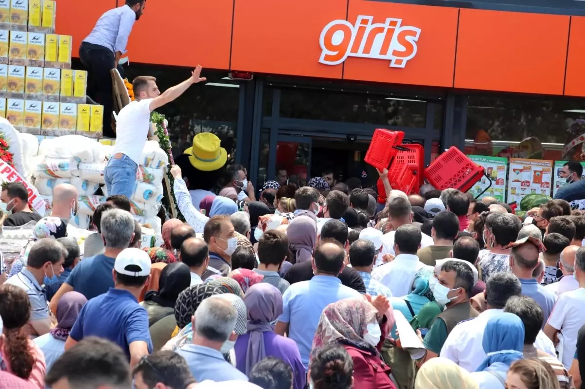 İndirim izdihamı şaşkınlık yarattı! 1 kilometrelik kuyrukta baygınlık geçirenler oldu