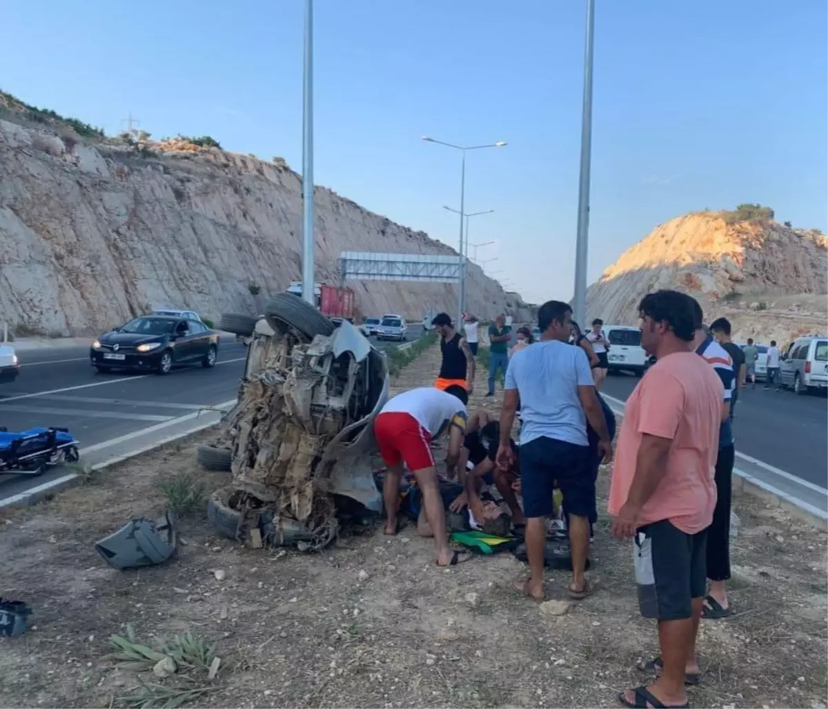 Mersin\'de aydınlatma direğine çarpan otomobildeki 4 kişi yaralandı