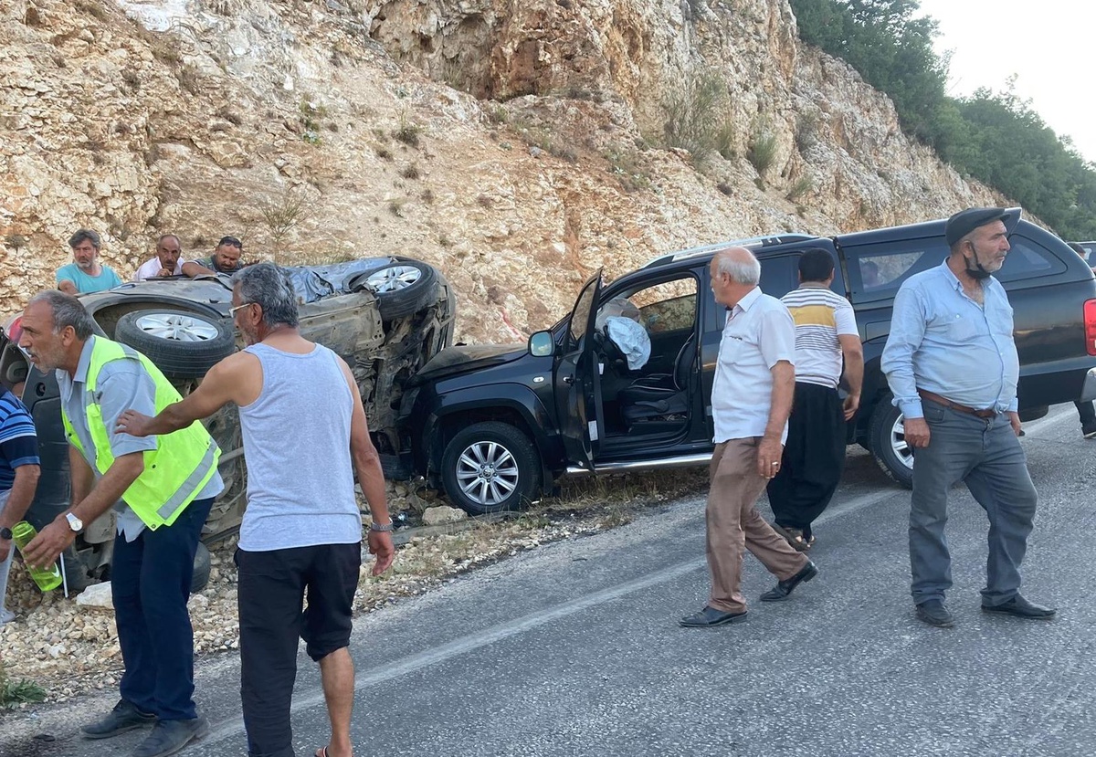 Mersin\'de kamyonet ile otomobilin çarpışması sonucu 4 kişi yaralandı