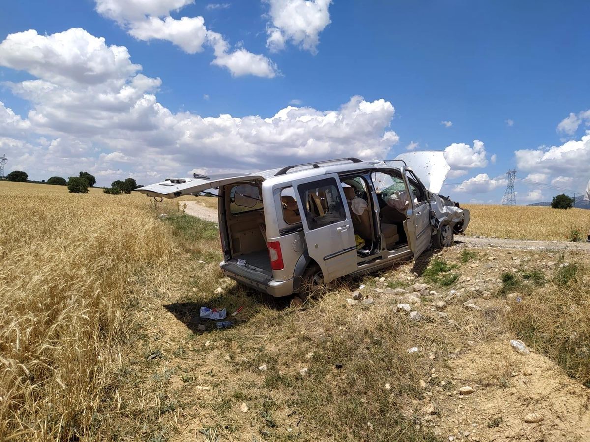 Refüje çarpan otomobil takla atıp şarampole düştü; 1\'i ağır 4 yaralı