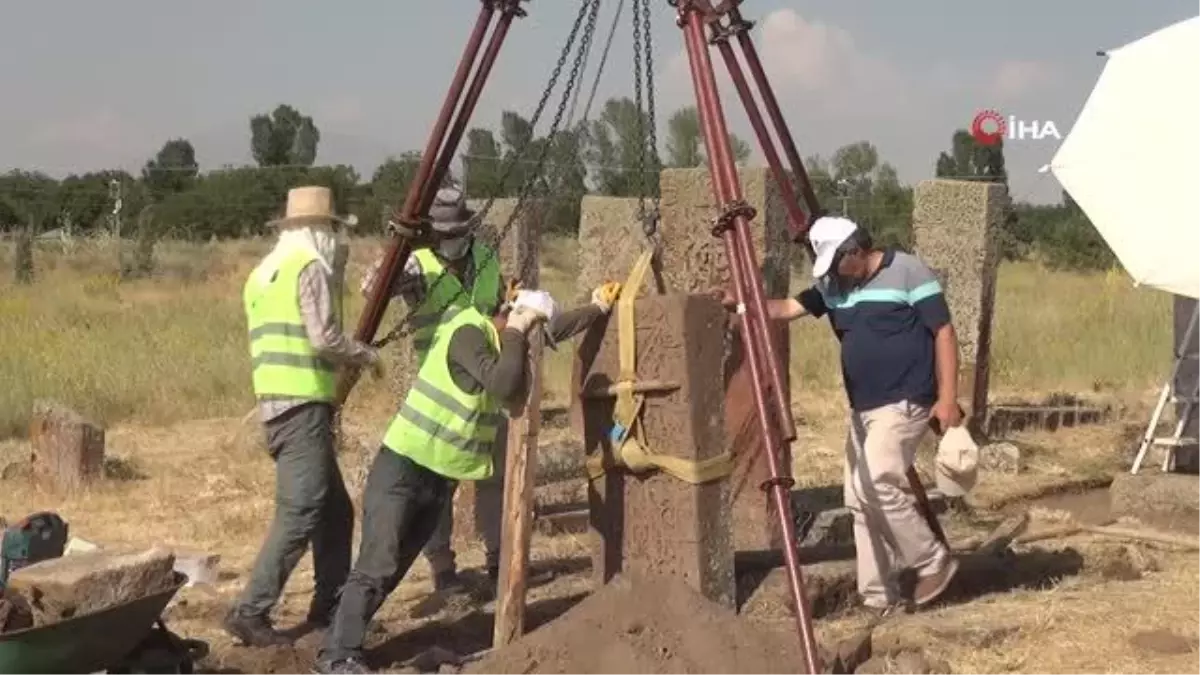 Selçuklu Meydan Mezarlığı\'nda İlhanlı dönemine ait kemerli yeni mezar taşı tespit edildi