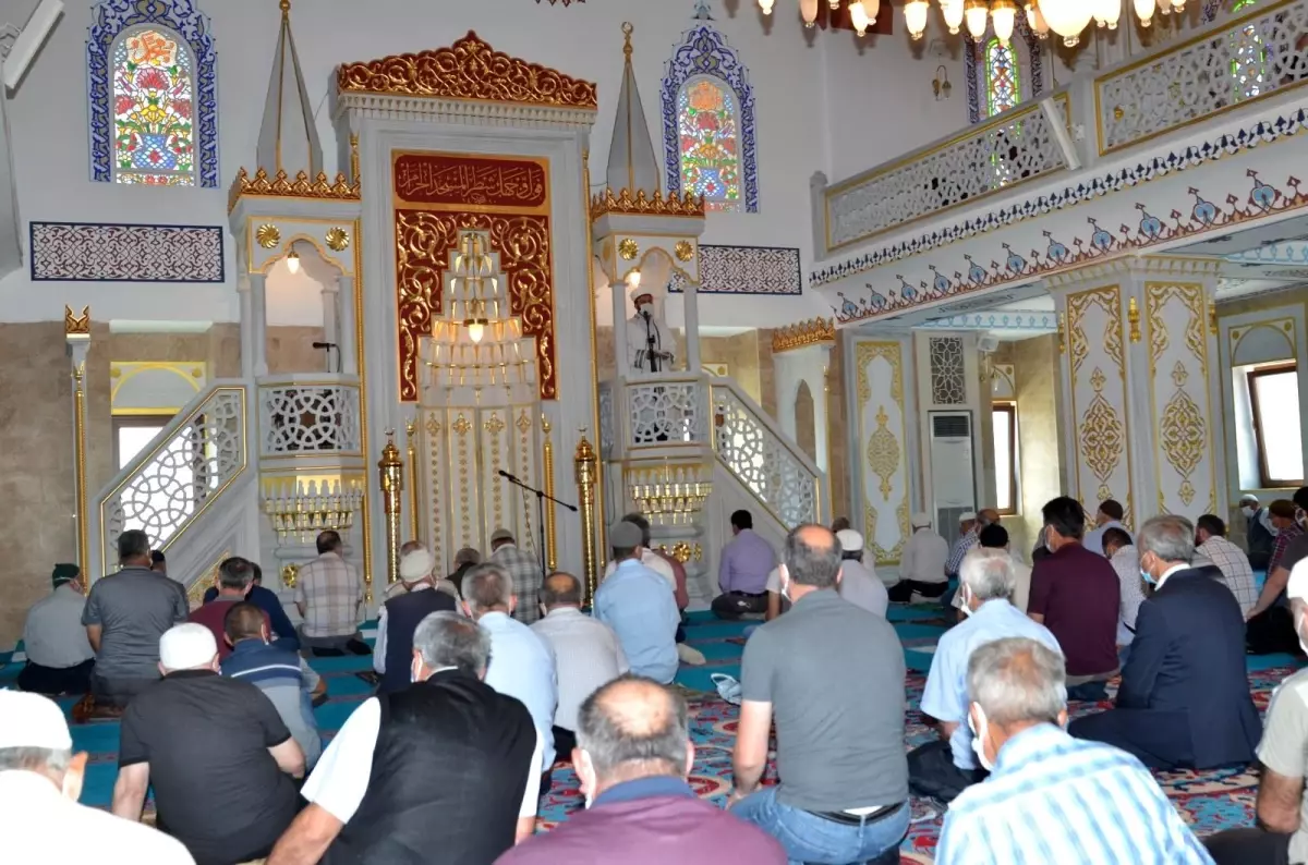 Şeyh Şaban-ı Veli Cami\'nde ilk cuma namazı kılındı