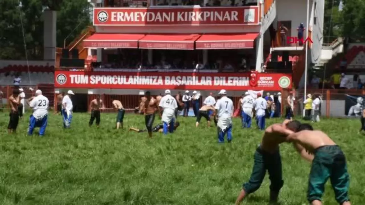 SPOR Kırkpınar\'da pehlivanlar rakipleri kadar sıcak havayla da mücadele ediyor