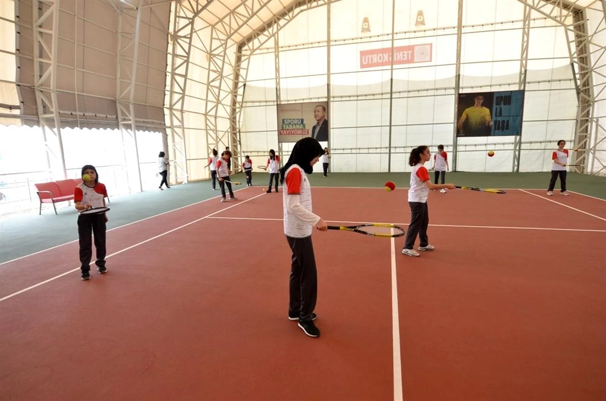 TDP\'den yeni proje ile gençlere tenis eğitimi verildi