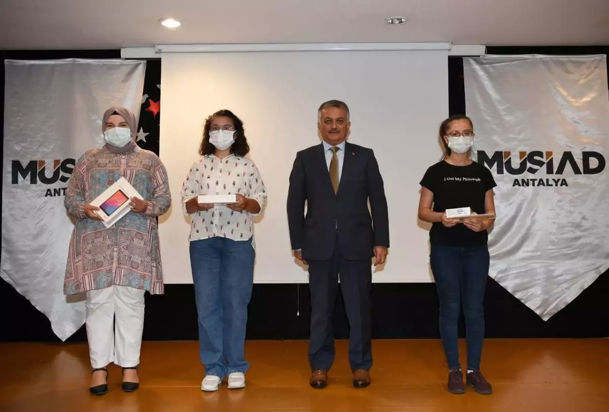 Vali Yazıcı "Beraber Okuyalım" kompozisyon yarışması ödül törenine katıldı