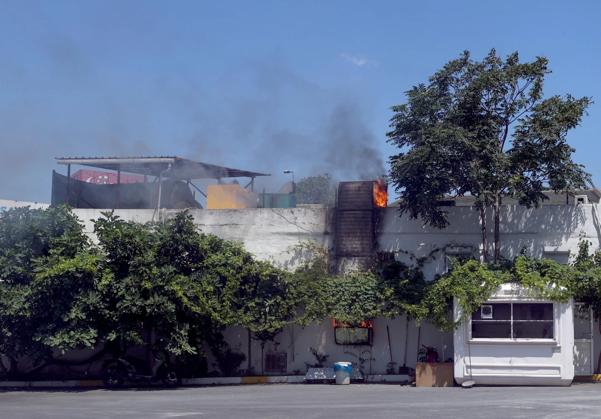 Zeytinburnu\'nda bir kafenin mutfağında çıkan yangın söndürüldü