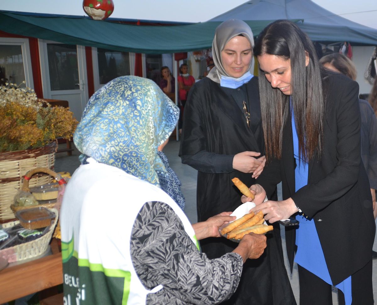 AK Parti Genel Başkan Yardımcısı Karaaslan, Edirne\'de Yöresel Ürünler Pazarı\'nı ziyaret etti