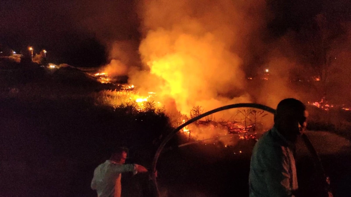 Son dakika haberleri | Burdur Gölü\'ndeki sazlıkta çıkan yangın yürekleri ağza getirdi