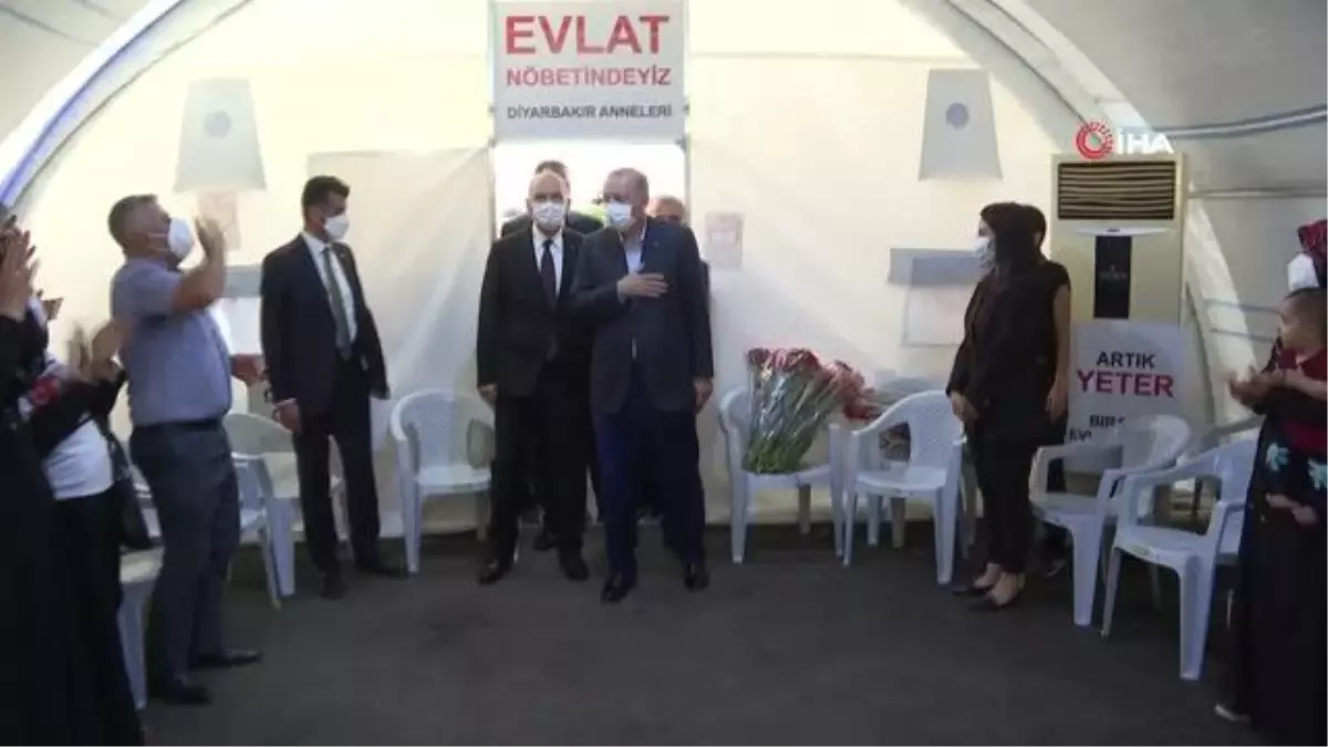 Son dakika haberi: Cumhurbaşkanı Erdoğan, \'Diyarbakır Anneleri\'ni kaldıkları çadırda ziyaret etti