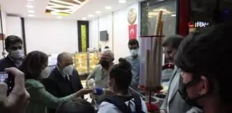 Dondurmacıda bakanla karşılaşınca şaşkınlıklarını gizleyemediler