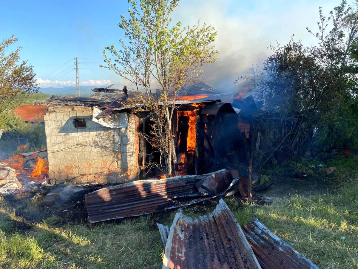 Son dakika haberleri | Eflani\'de samanlık yangını evlere sıçramadan söndürüldü