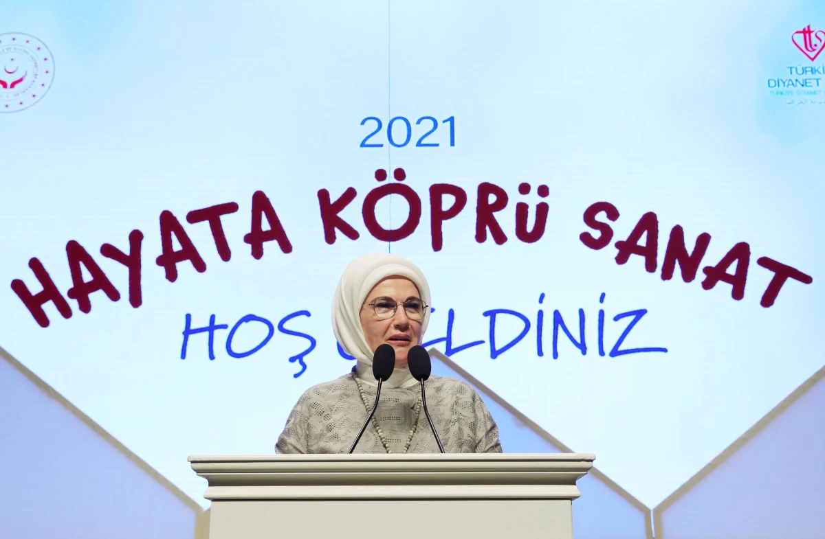 Emine Erdoğan, devlet korumasındaki çocukların hazırladığı tiyatro gösterisini izledi