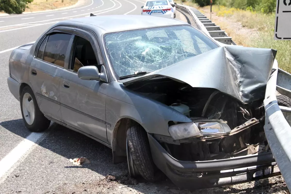 Hafif ticari araç ile çarpışan otomobil bariyerlere saplandı: 5 yaralı