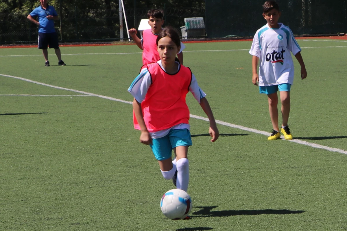 Havza\'da yaz futbol okulunun tek kız öğrencisinin hedefi milli takım