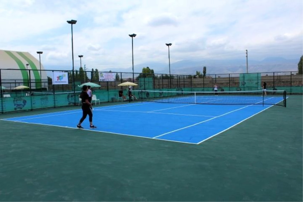 Iğdır\'da "Kayısı Cup" tenis turnuvası başladı