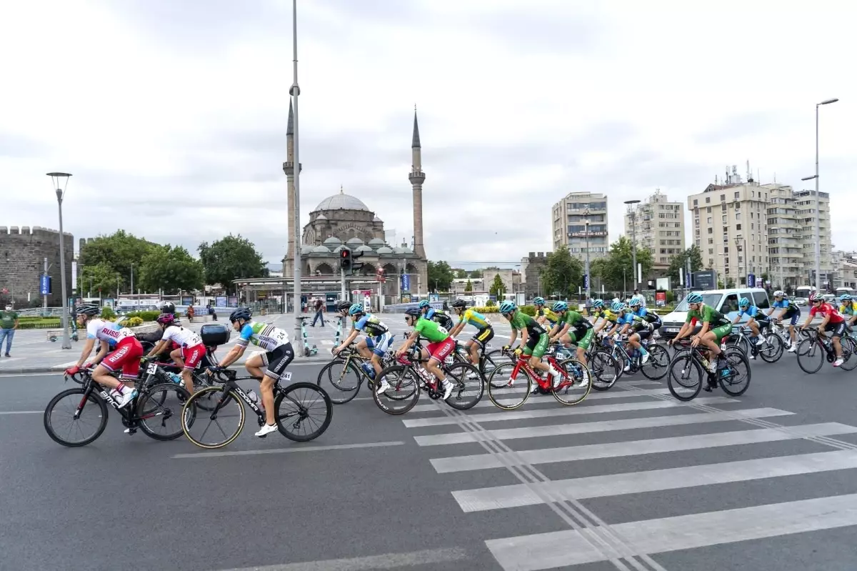 Kadın sporcular 107 kilometre pedal çevirdi