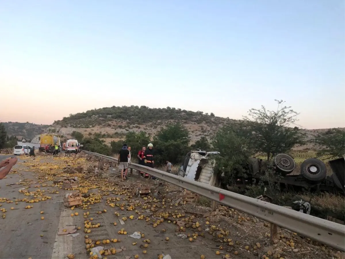 Kamyon devrildi, limonlar yola dağıldı