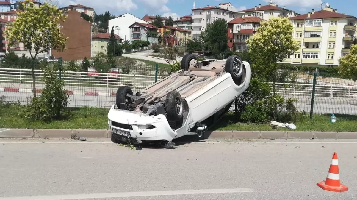 Karabük\'te devrilen otomobildeki sürücü ve kızı yaralandı