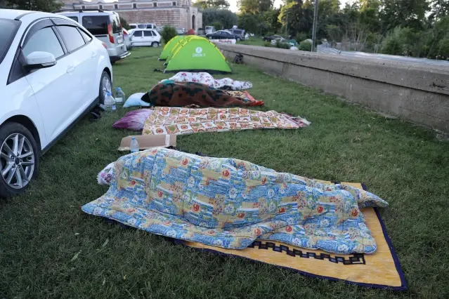 Kırkpınar Yağlı Güreşleri'ni izlemeye gelenler, yüksek otel fiyatları nedeniyle geceyi 'Bedava Palas'ta geçiriyor