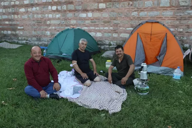 Kırkpınar Yağlı Güreşleri'ni izlemeye gelen vatandaşlar, otel fiyatlarının yüksekliği nedeniyle geceyi 'Bedava Palas'ta geçiriyor