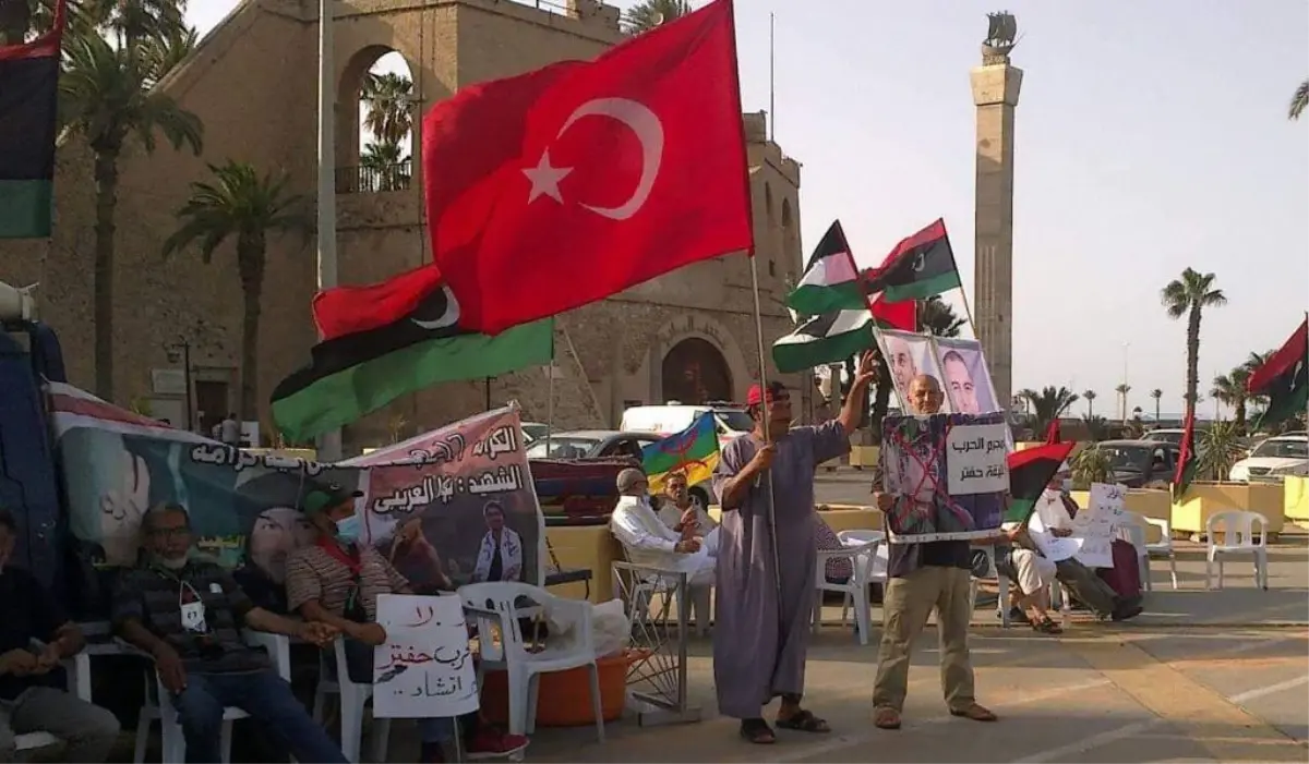 Libya\'da Türk bayraklı dayanışma gösterisi düzenlendi