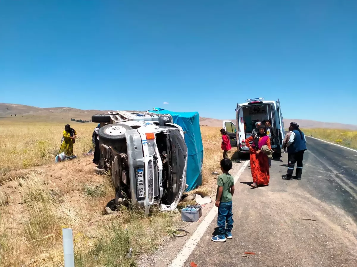 Malatya\'da mevsimlik işçileri taşıyan kamyonet devrildi: 7 yaralı